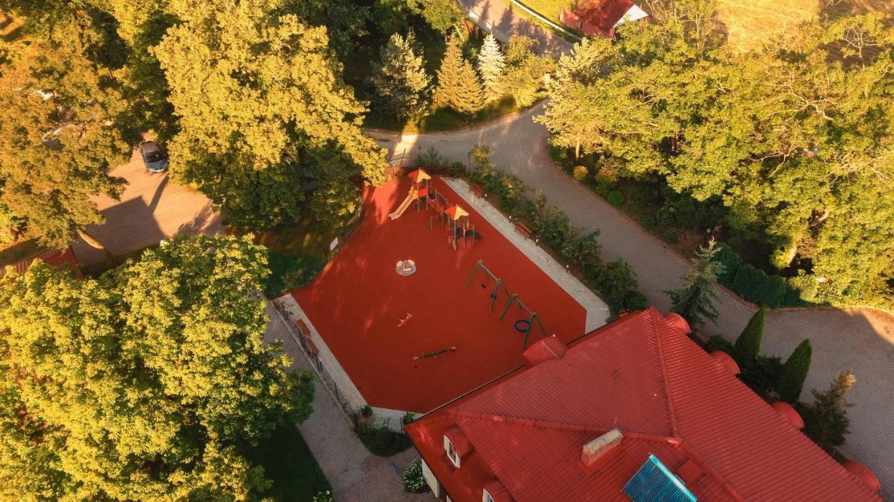 ホテル Dwor Ostoia Rymanów エクステリア 写真
