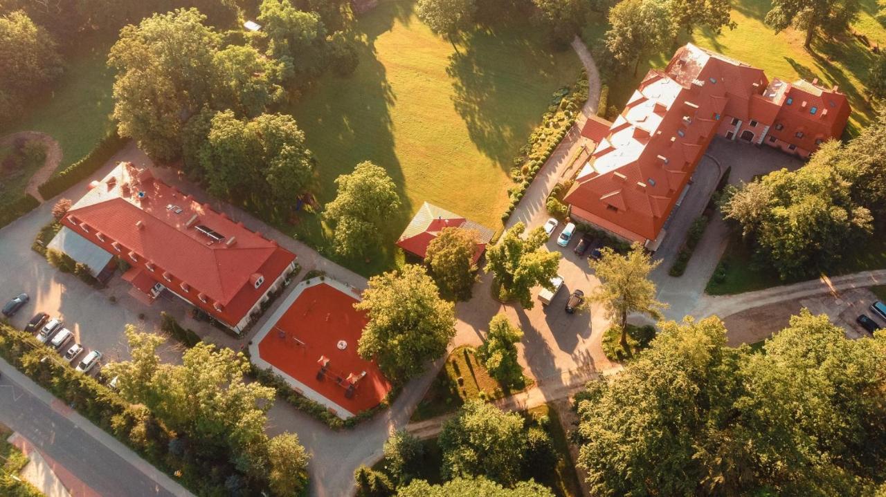 ホテル Dwor Ostoia Rymanów エクステリア 写真