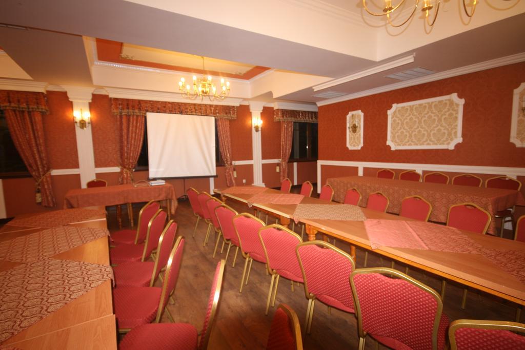 ホテル Dwor Ostoia Rymanów エクステリア 写真