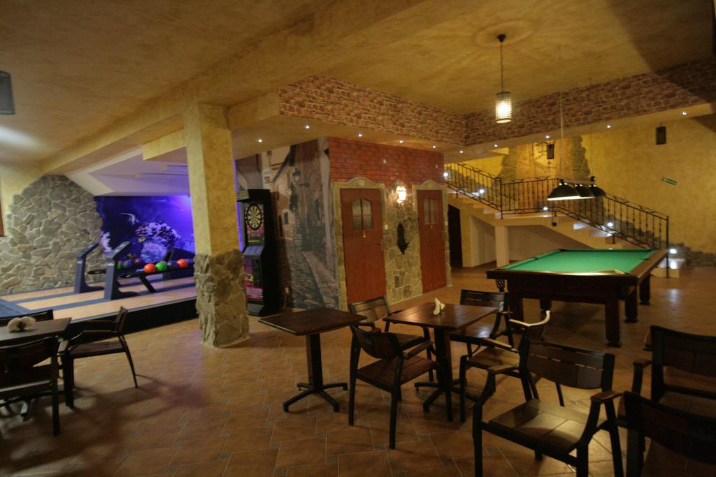 ホテル Dwor Ostoia Rymanów エクステリア 写真